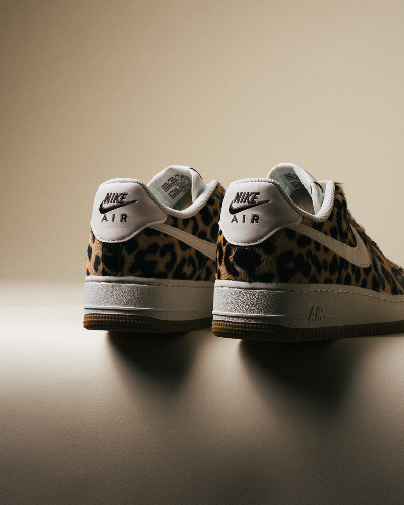 Nike Air force 1 leoard print vue de profil